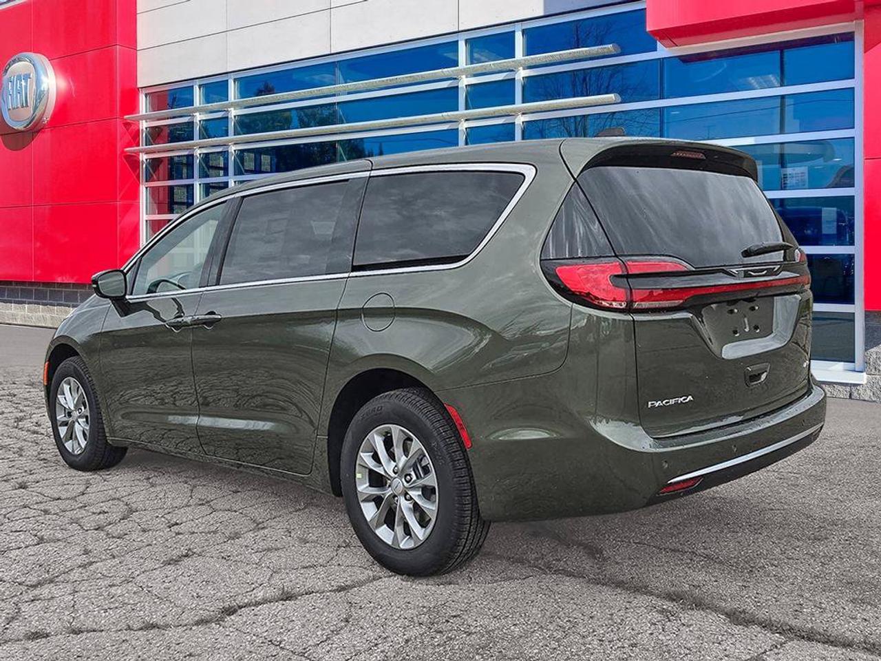 2027 Chrysler Pacifica Select/3.6L V6/AWD/LEATHER SEATS/ Photo