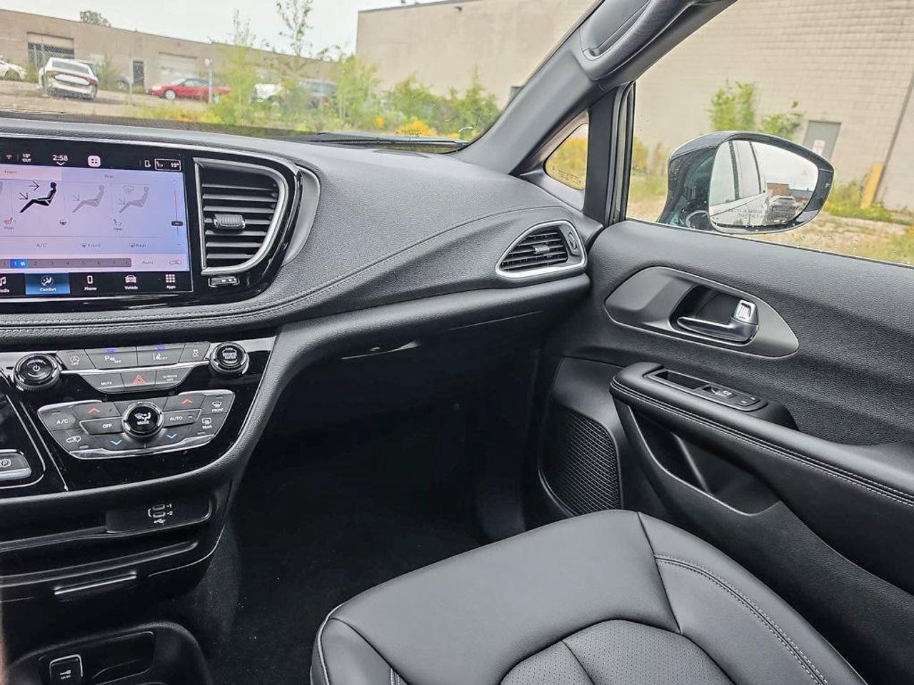 2027 Chrysler Pacifica Select/3.6L V6/AWD/LEATHER SEATS/ Photo