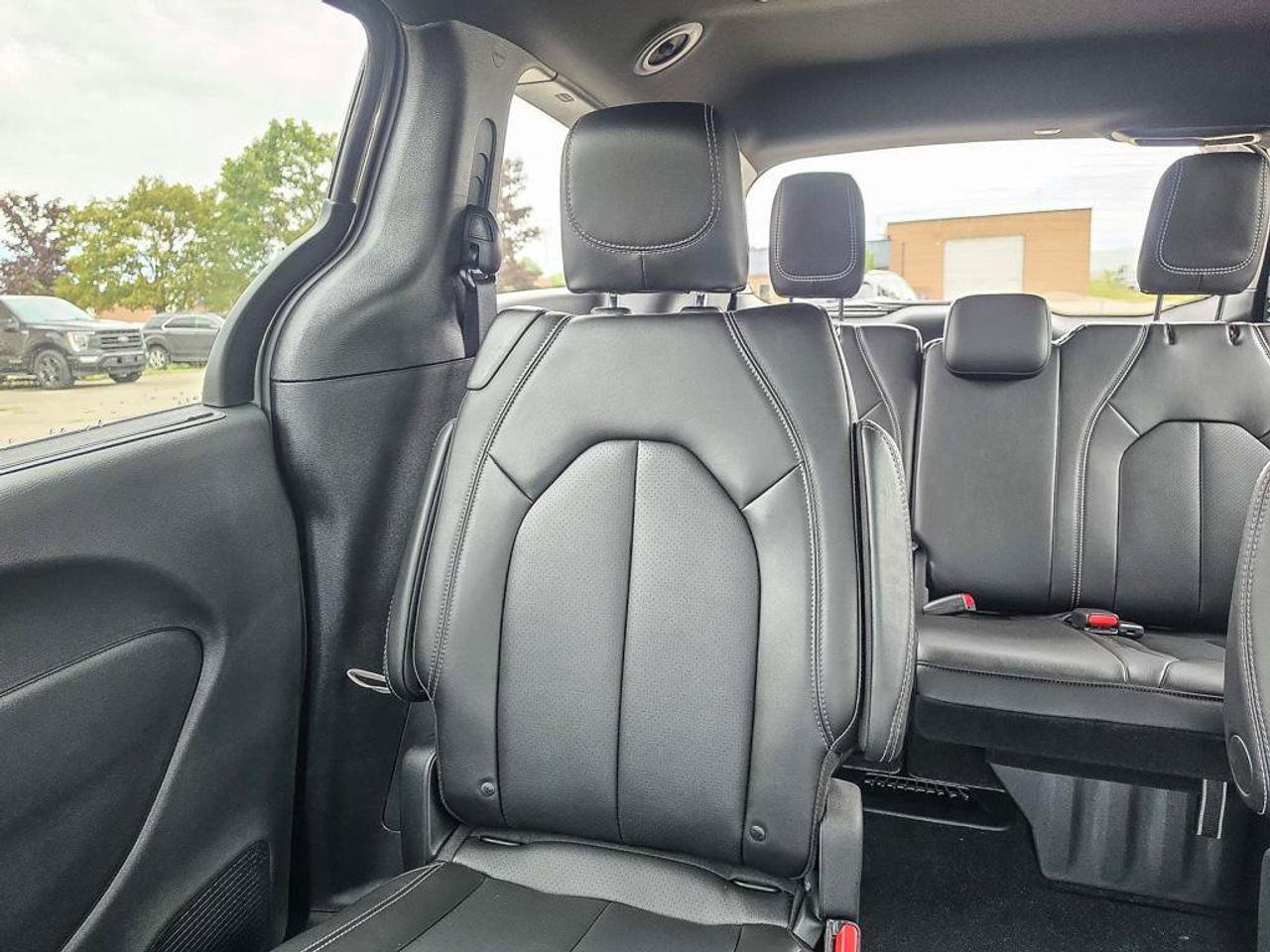 2027 Chrysler Pacifica Select/3.6L V6/AWD/LEATHER SEATS/ Photo