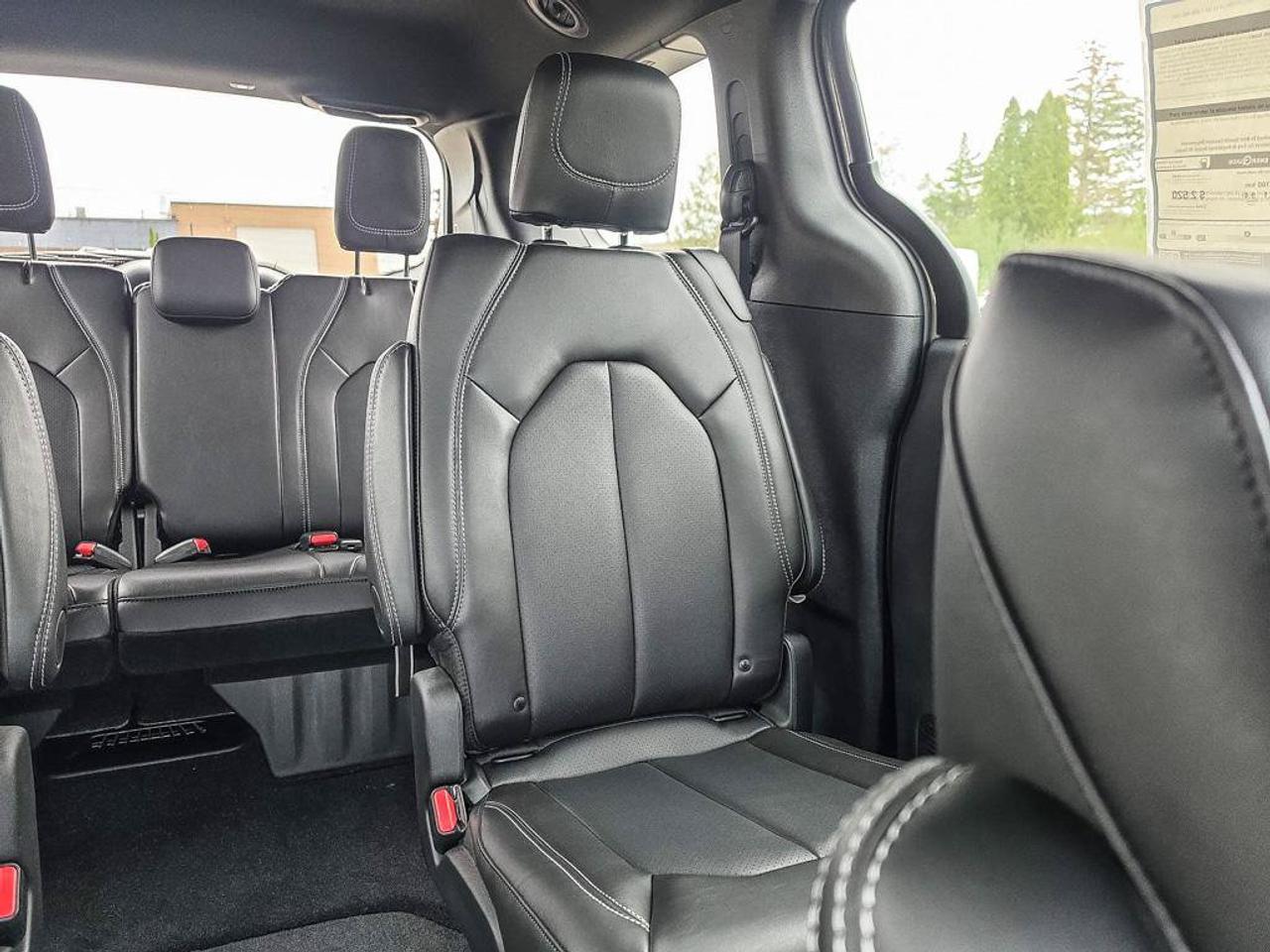 2027 Chrysler Pacifica Select/3.6L V6/AWD/LEATHER SEATS/ Photo