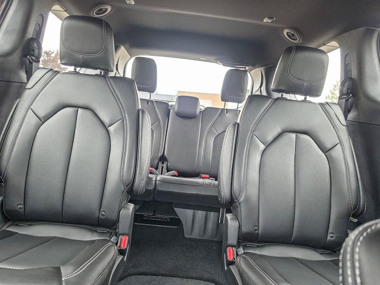 2027 Chrysler Pacifica Select/3.6L V6/AWD/LEATHER SEATS/ Photo