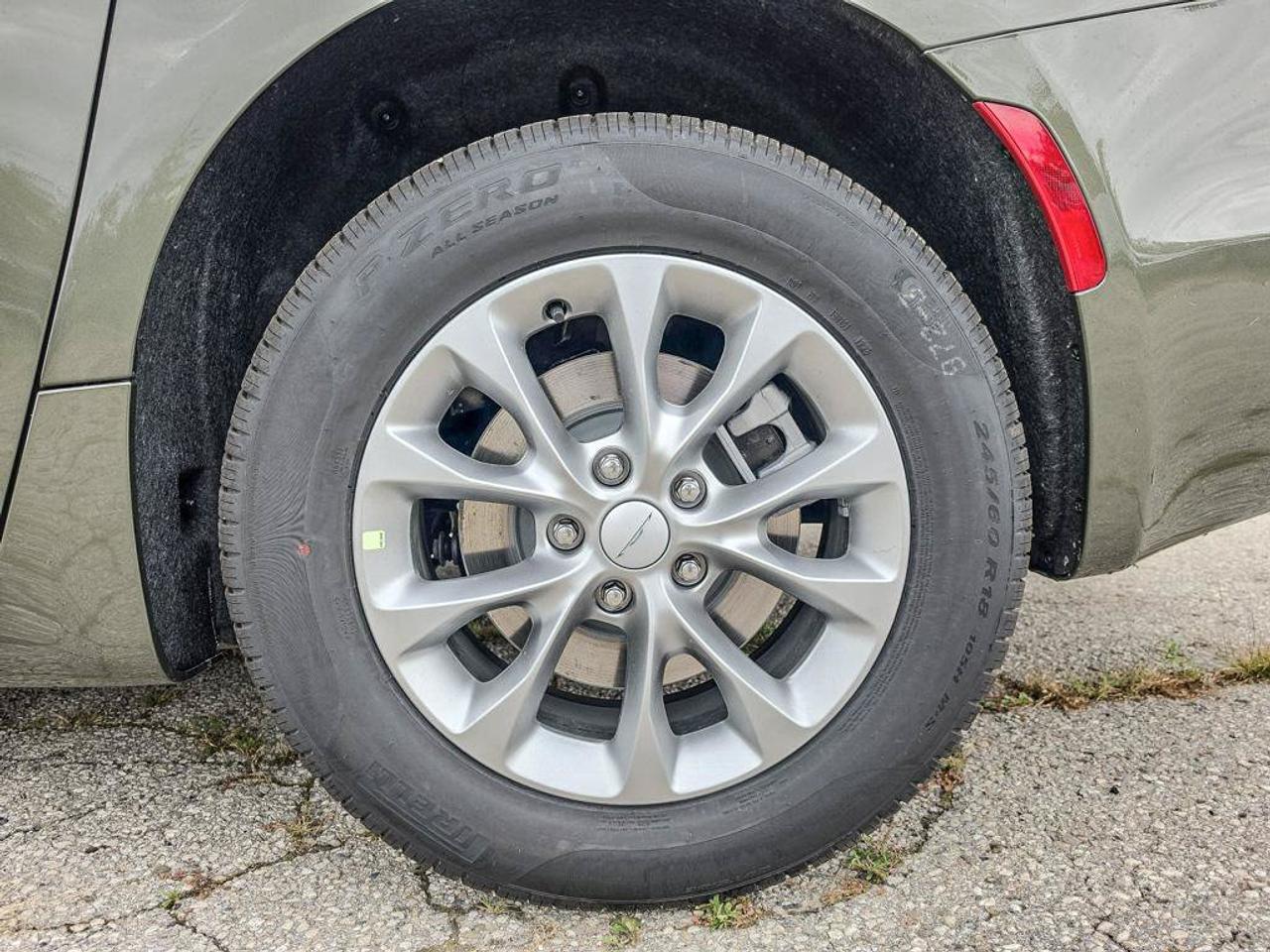 2027 Chrysler Pacifica Select/3.6L V6/AWD/LEATHER SEATS/ Photo