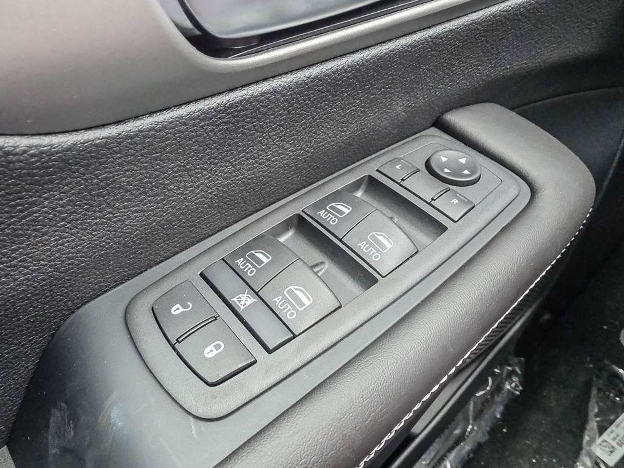 2027 Chrysler Pacifica Select/3.6L V6/AWD/LEATHER SEATS/ Photo