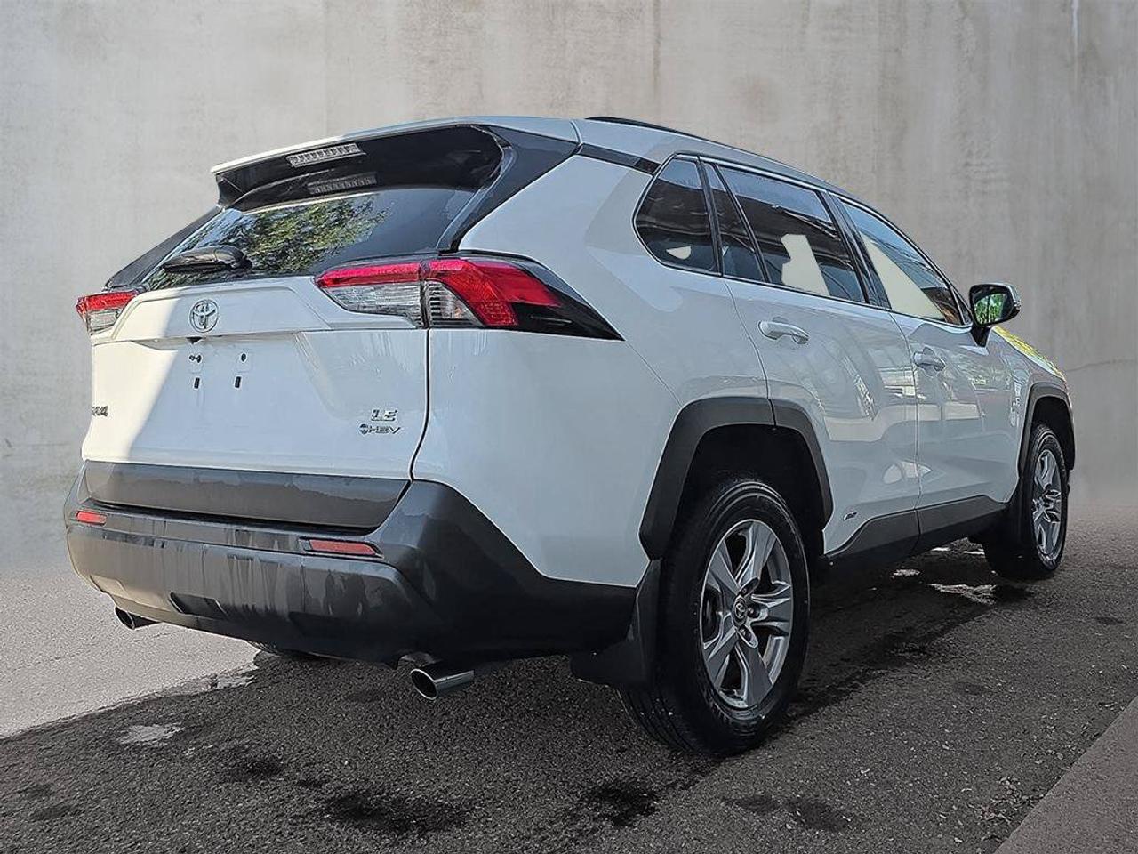 2025 Toyota RAV4 Hybrid LE Photo4