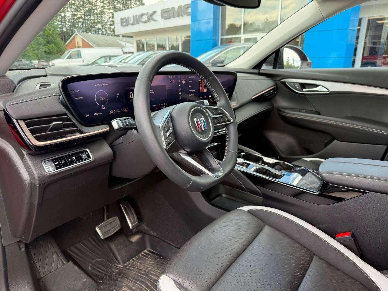2025 Buick Envision BRAY ORIGINAL. LEASE RETURN. ALL WEATHER MATS. REAR HEATED SEATS. POWER LIFTGATE WITH LOGO PROJECTION. Photo