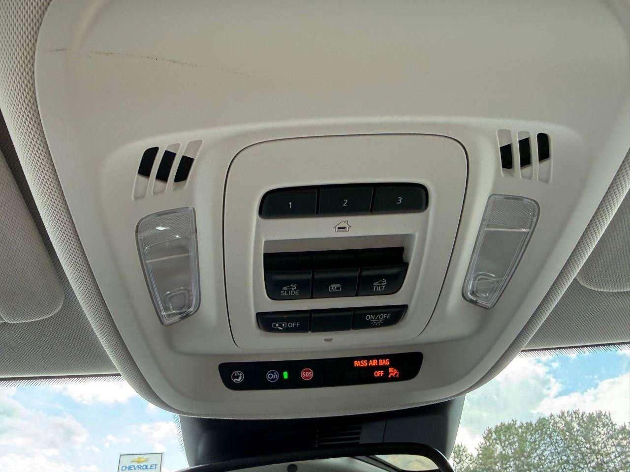 2025 Buick Envision BRAY ORIGINAL. LEASE RETURN. ALL WEATHER MATS. REAR HEATED SEATS. POWER LIFTGATE WITH LOGO PROJECTION. Photo