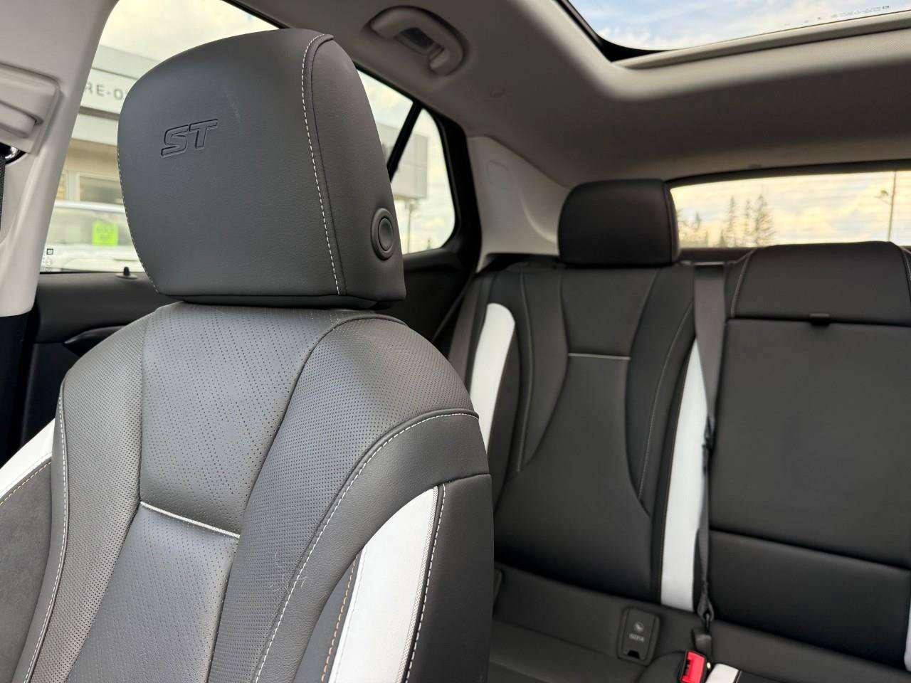 2025 Buick Envision BRAY ORIGINAL. LEASE RETURN. ALL WEATHER MATS. REAR HEATED SEATS. POWER LIFTGATE WITH LOGO PROJECTION. Photo