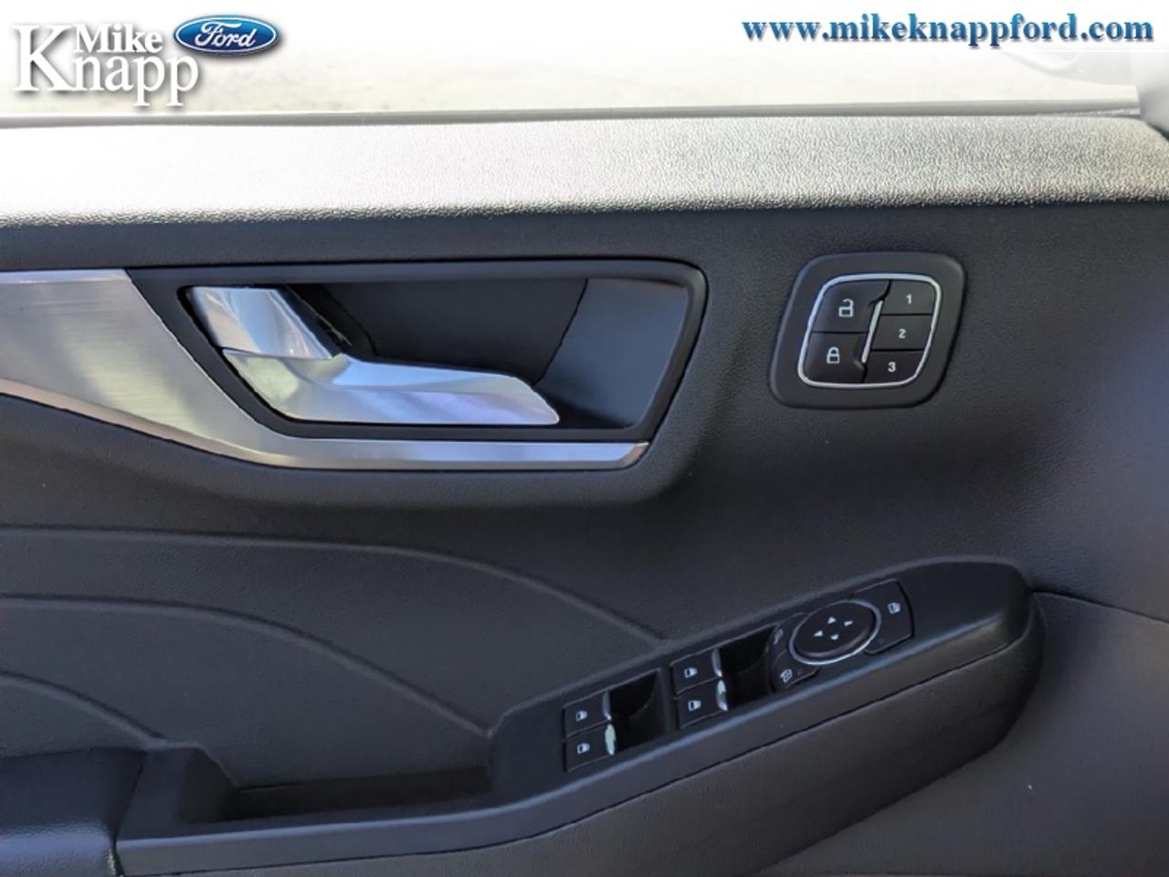 2022 Ford Escape Titanium Photo