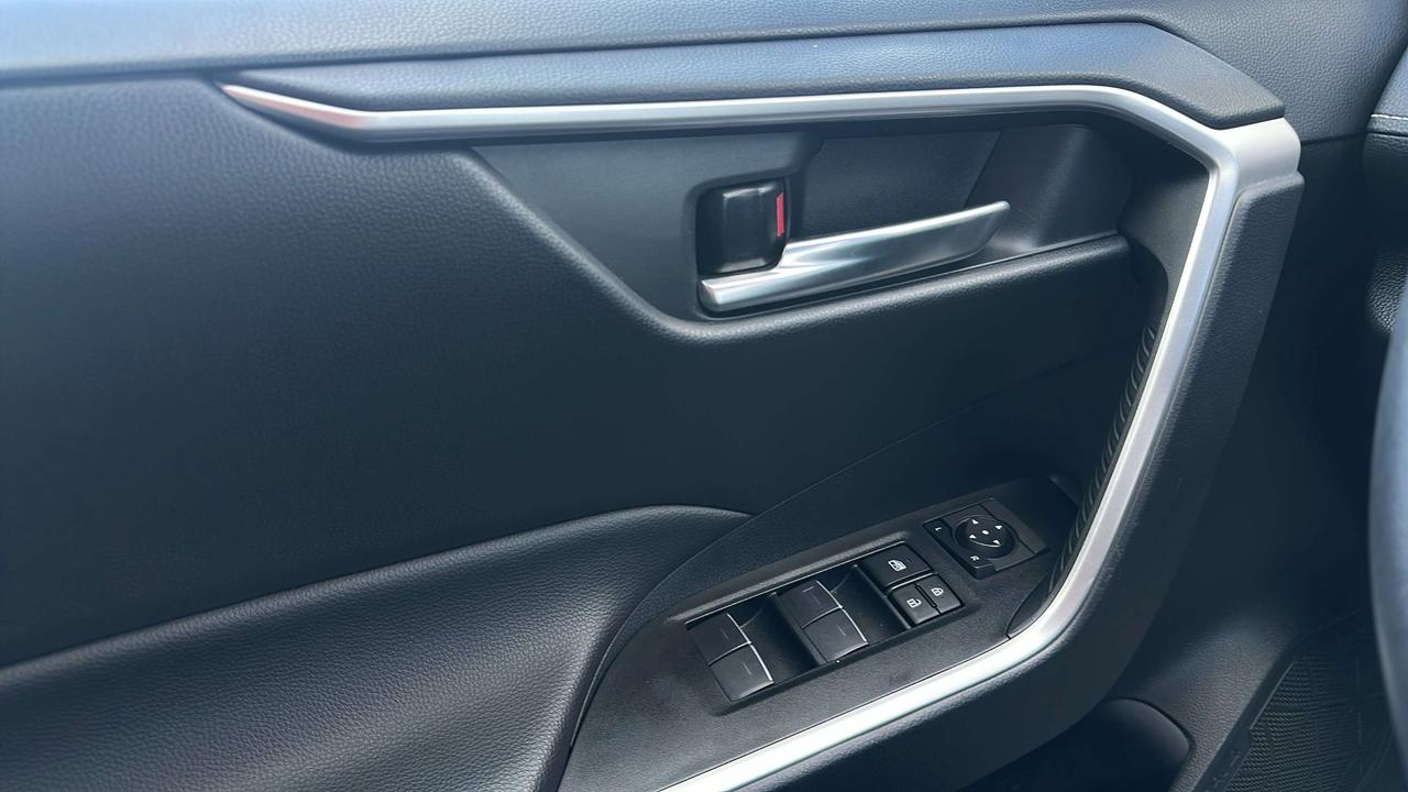 2025 Toyota RAV4 XLE Photo