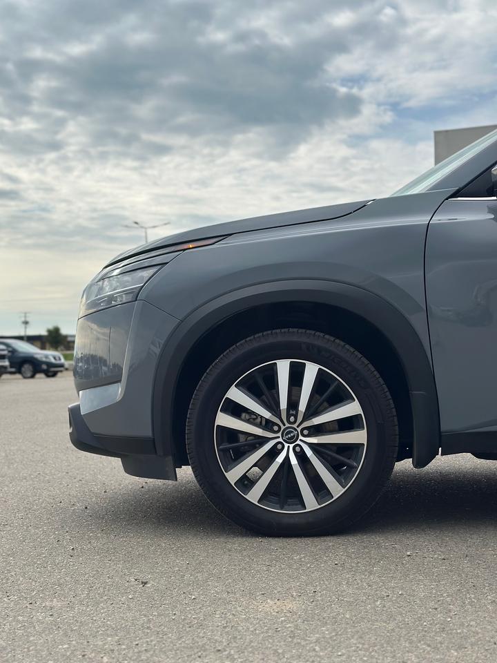 2023 Nissan Pathfinder Platinum Photo