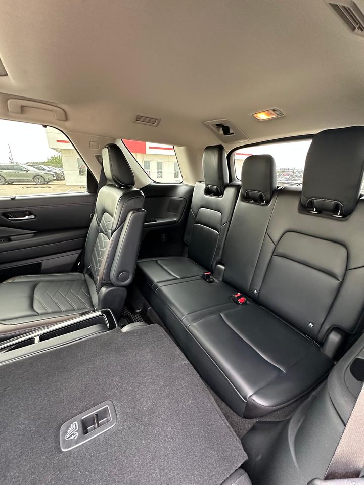 2023 Nissan Pathfinder Platinum Photo