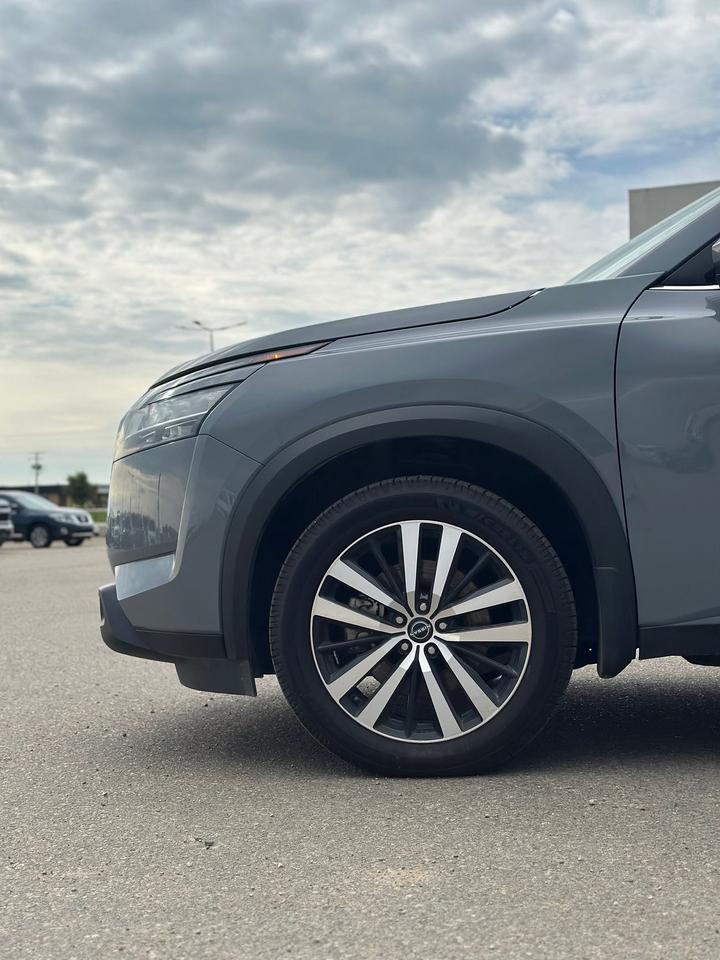 2023 Nissan Pathfinder Platinum Photo