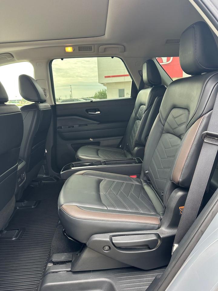 2023 Nissan Pathfinder Platinum Photo