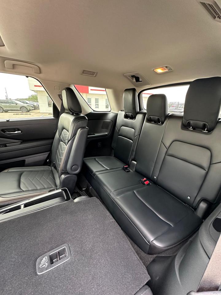 2023 Nissan Pathfinder Platinum Photo
