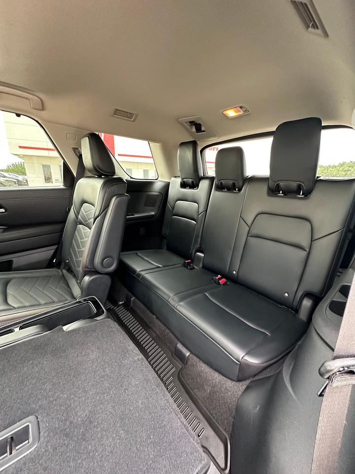 2023 Nissan Pathfinder Platinum Photo