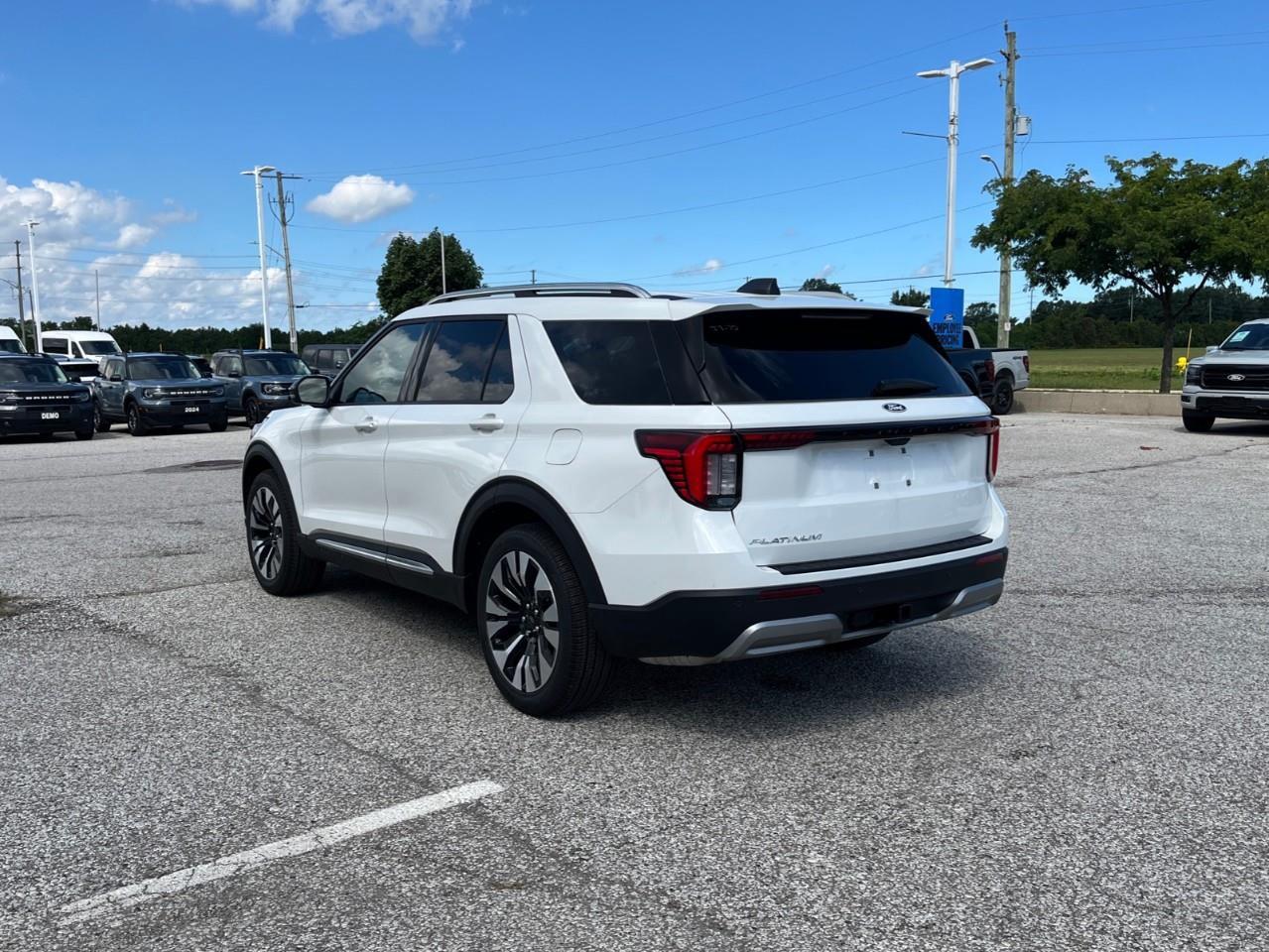 2027 Ford Explorer Platinum Photo