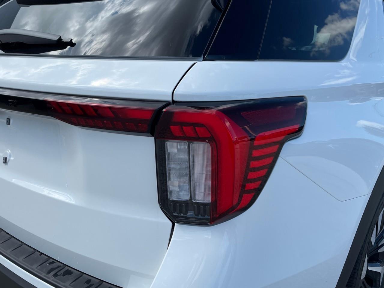 2027 Ford Explorer Platinum Photo