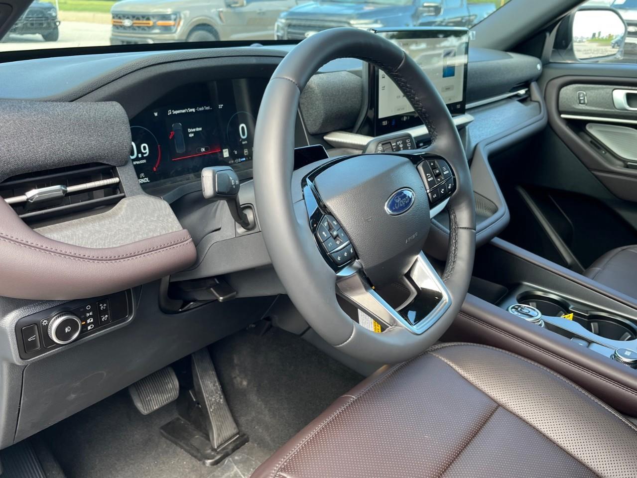 2027 Ford Explorer Platinum Photo