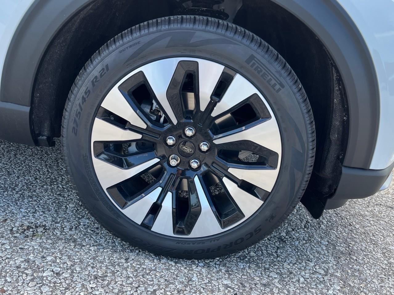 2027 Ford Explorer Platinum Photo
