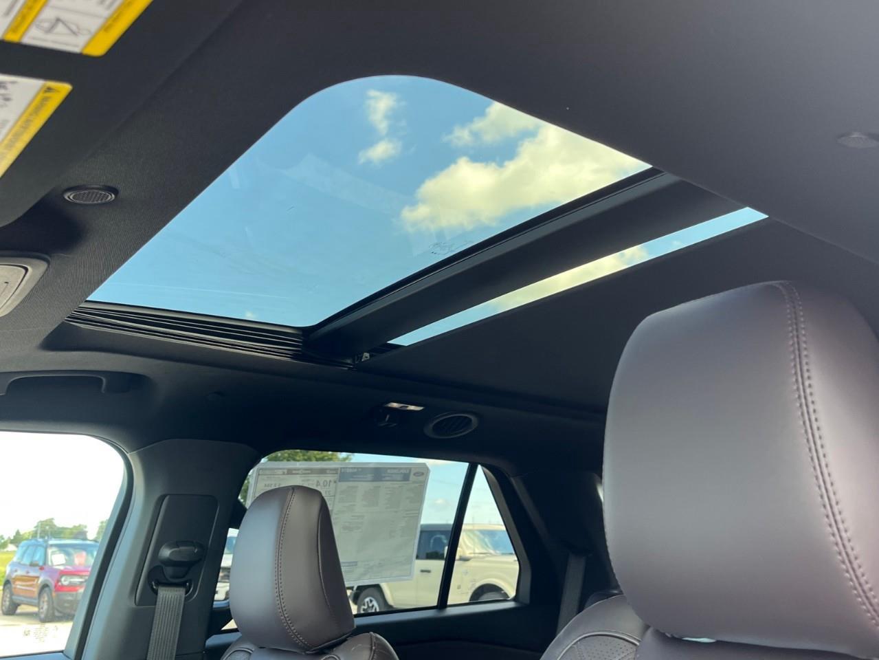 2027 Ford Explorer Platinum Photo