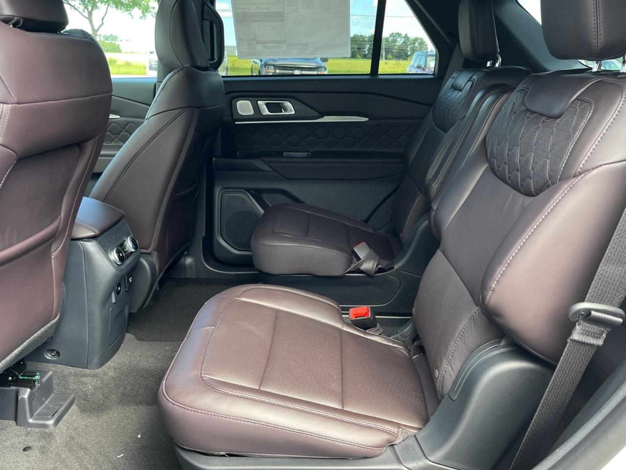 2027 Ford Explorer Platinum Photo