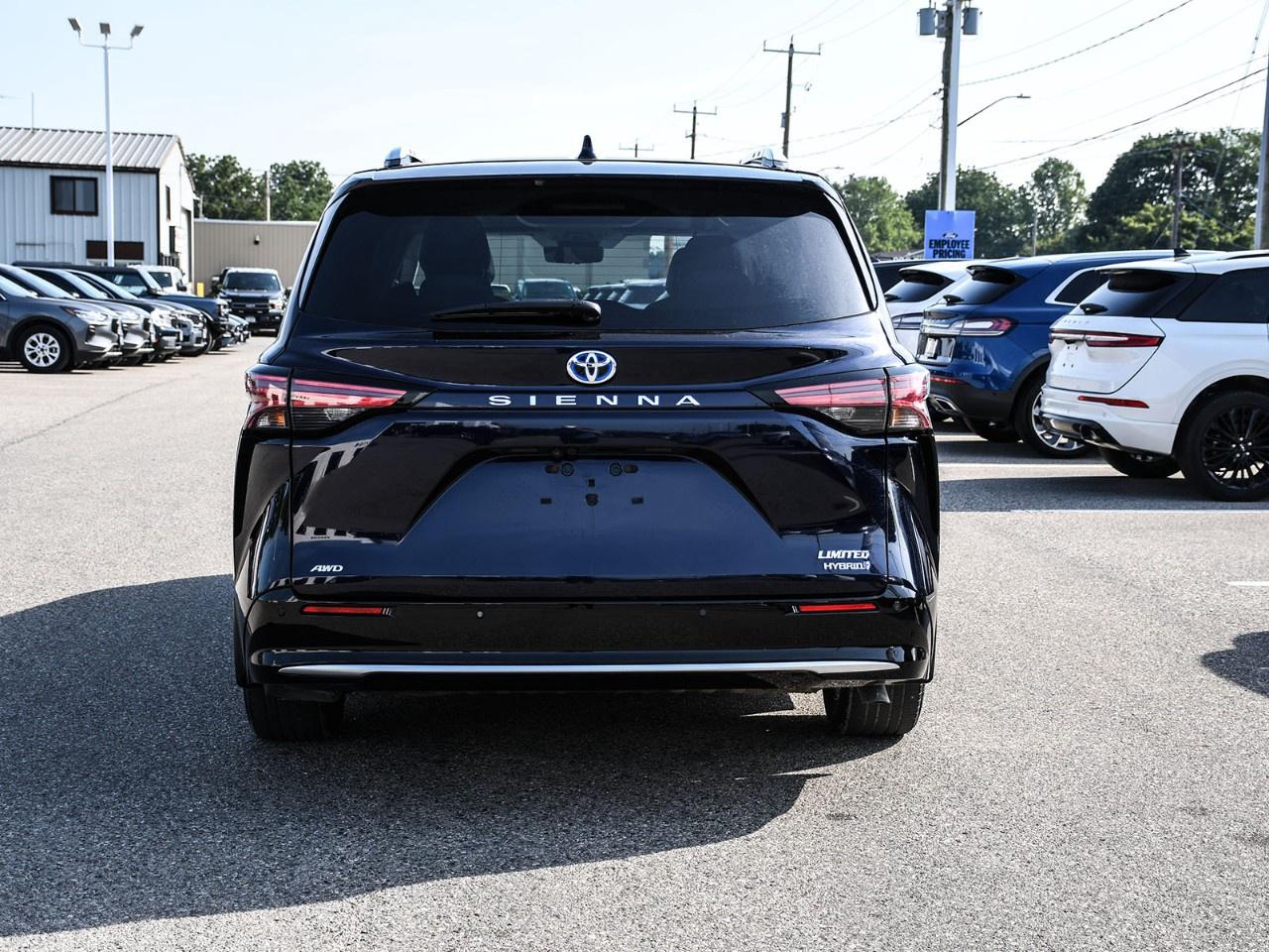 2024 Toyota Sienna LIMITED 7-Passenger AWD Photo3