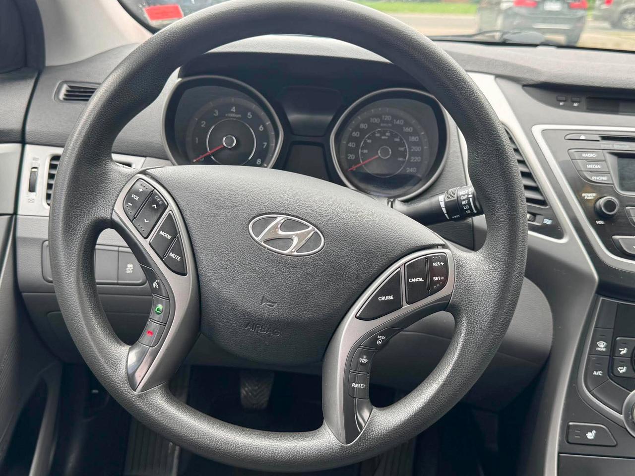 2014 Hyundai Elantra 4dr Sdn Man GL Photo