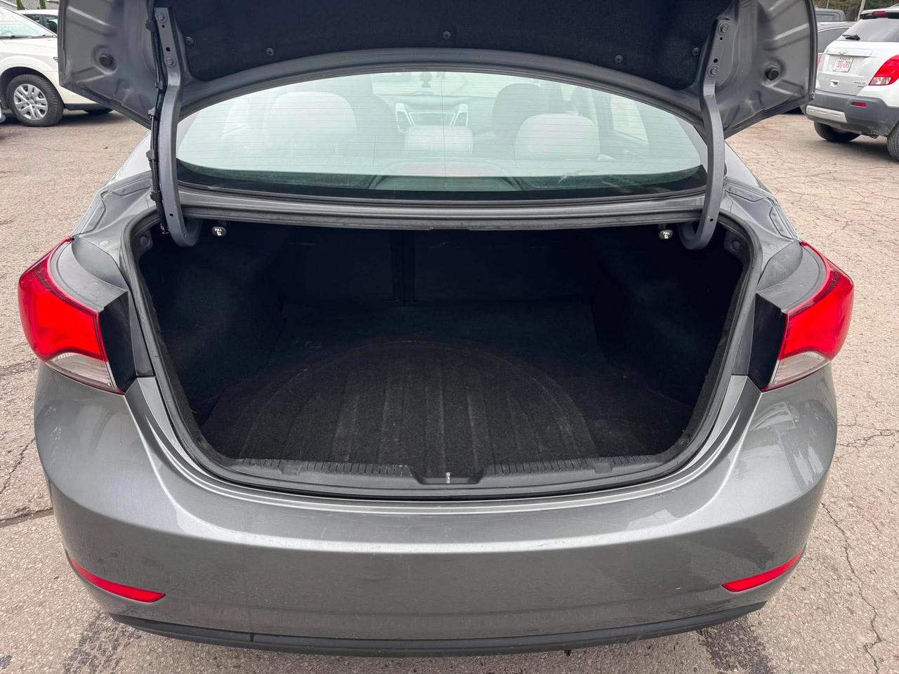 2014 Hyundai Elantra 4dr Sdn Man GL Photo
