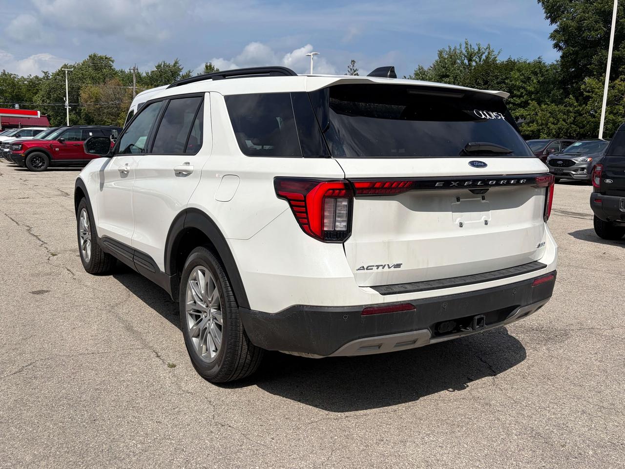 2026 Ford Explorer Active w/200A Pkg 4WD Photo2