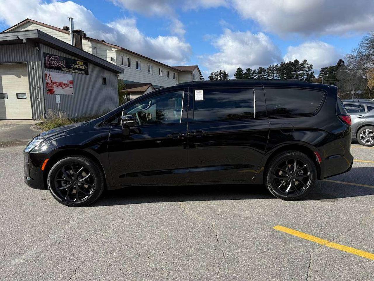 2027 Chrysler Pacifica Limited Photo