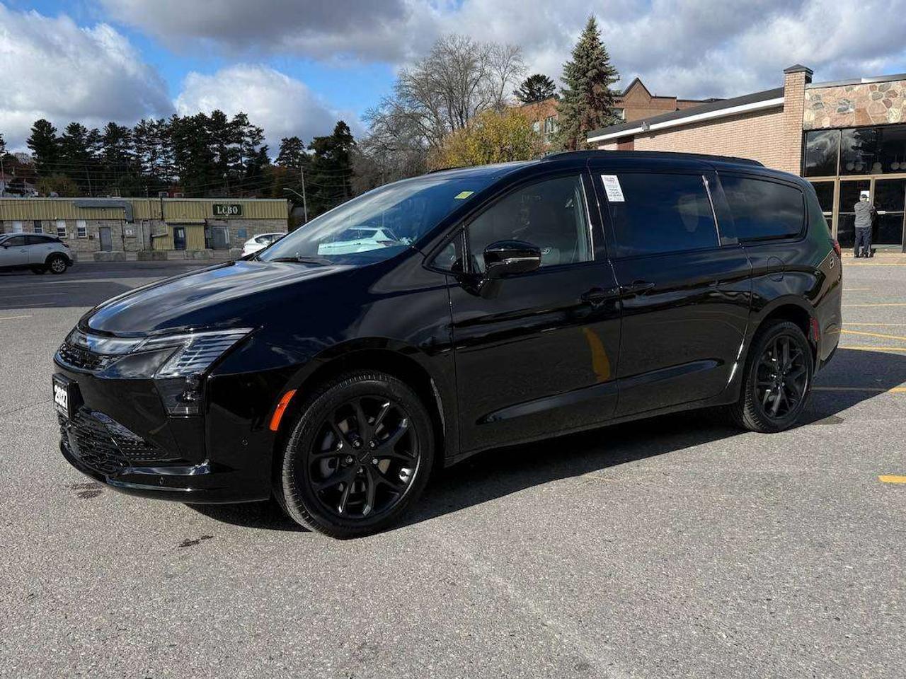 2027 Chrysler Pacifica Limited Photo