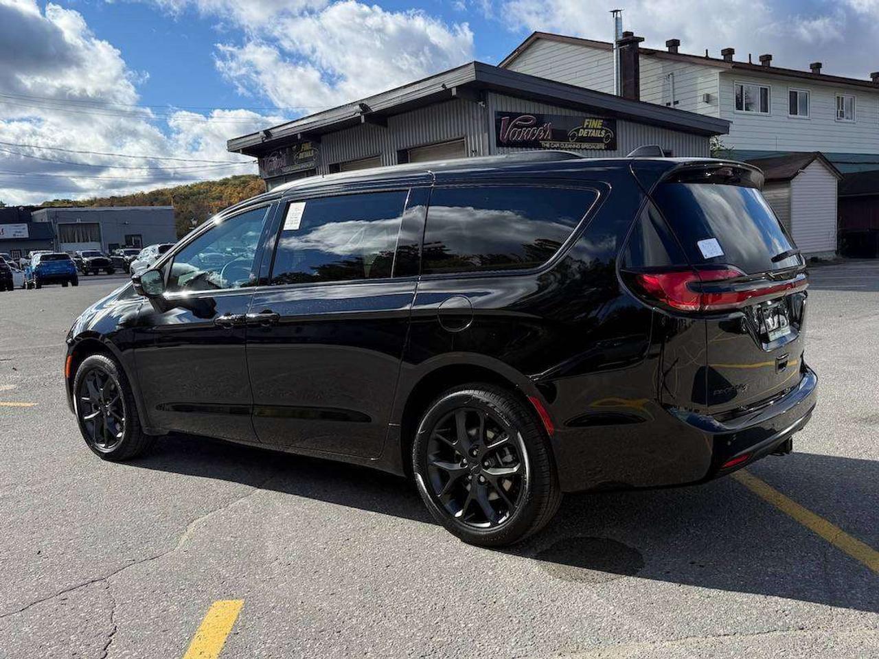 2027 Chrysler Pacifica Limited Photo