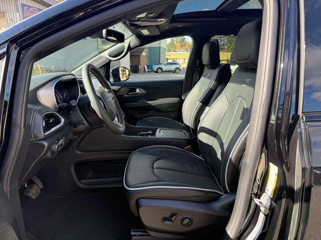 2027 Chrysler Pacifica Limited Photo