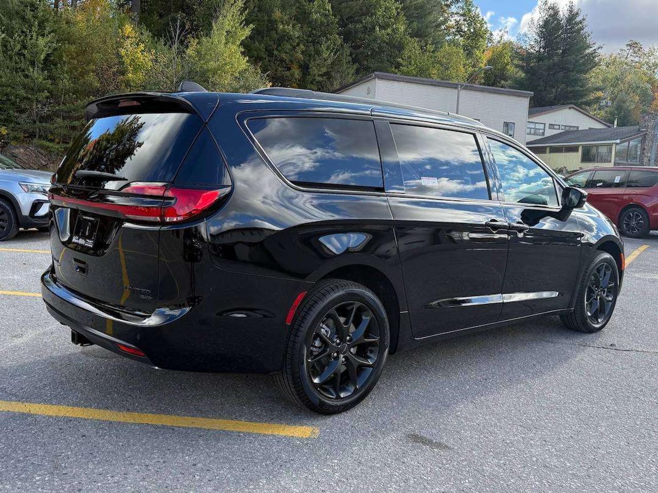 2027 Chrysler Pacifica Limited Photo