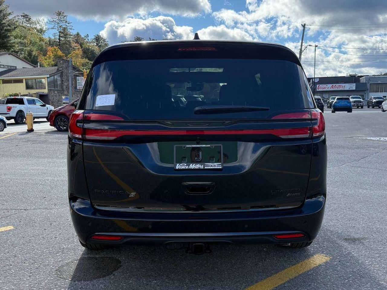 2027 Chrysler Pacifica Limited Photo