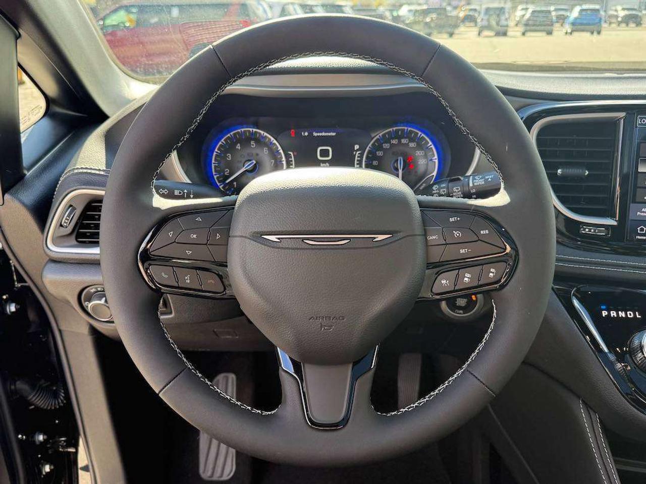 2027 Chrysler Pacifica Limited Photo