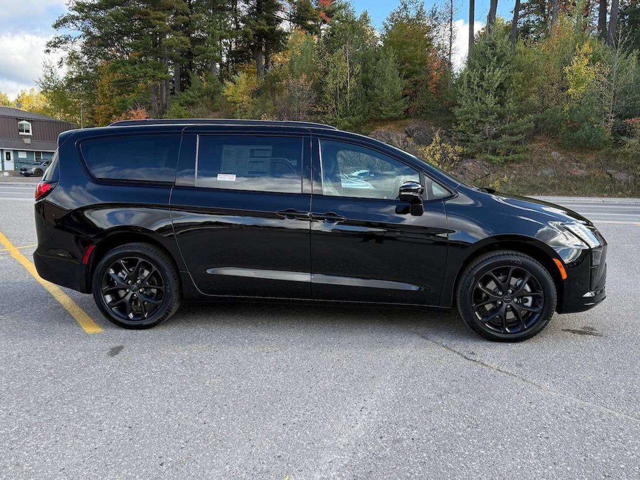 2027 Chrysler Pacifica Limited Photo