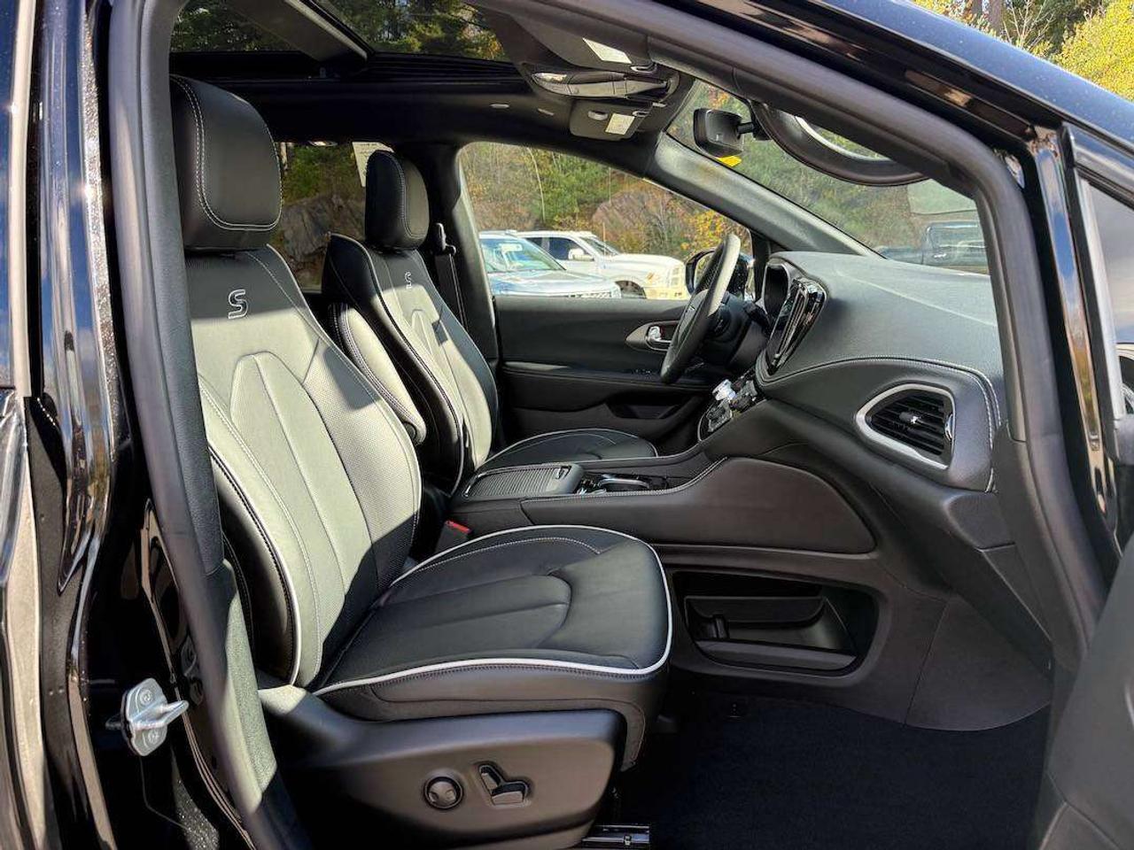 2027 Chrysler Pacifica Limited Photo