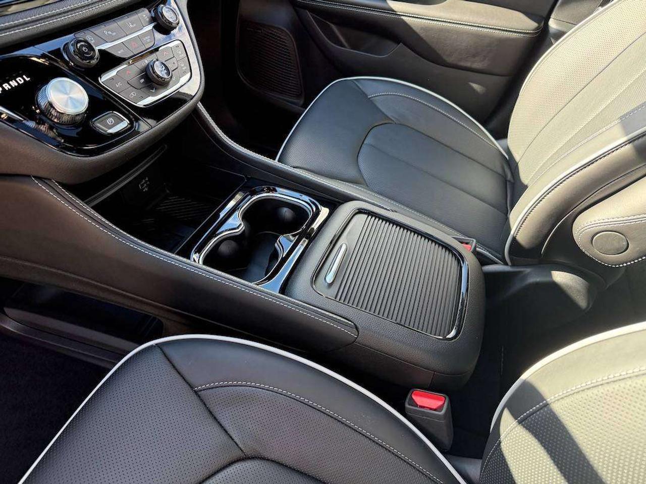 2027 Chrysler Pacifica Limited Photo