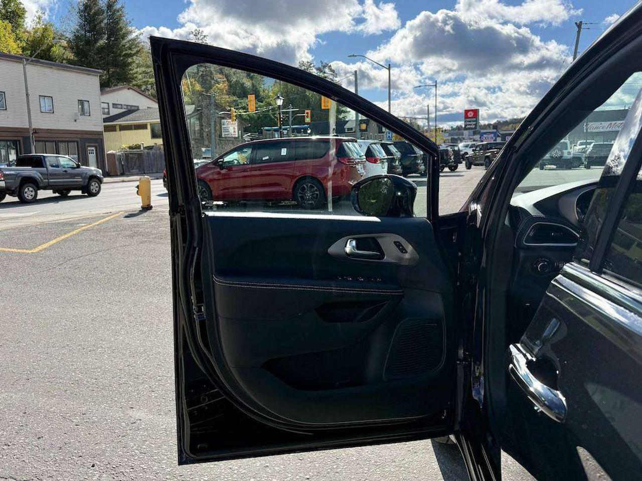 2027 Chrysler Pacifica Limited Photo