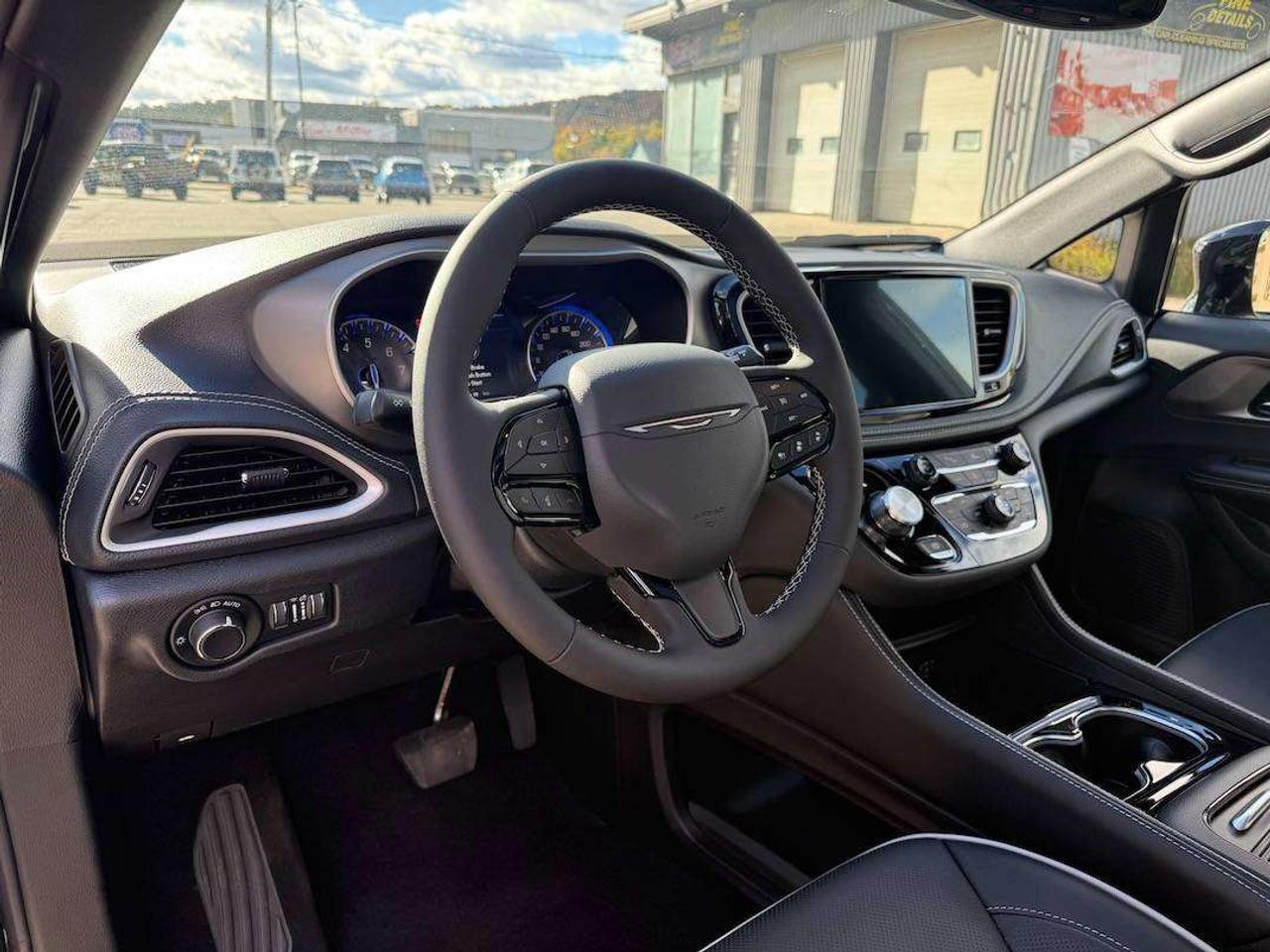 2027 Chrysler Pacifica Limited Photo