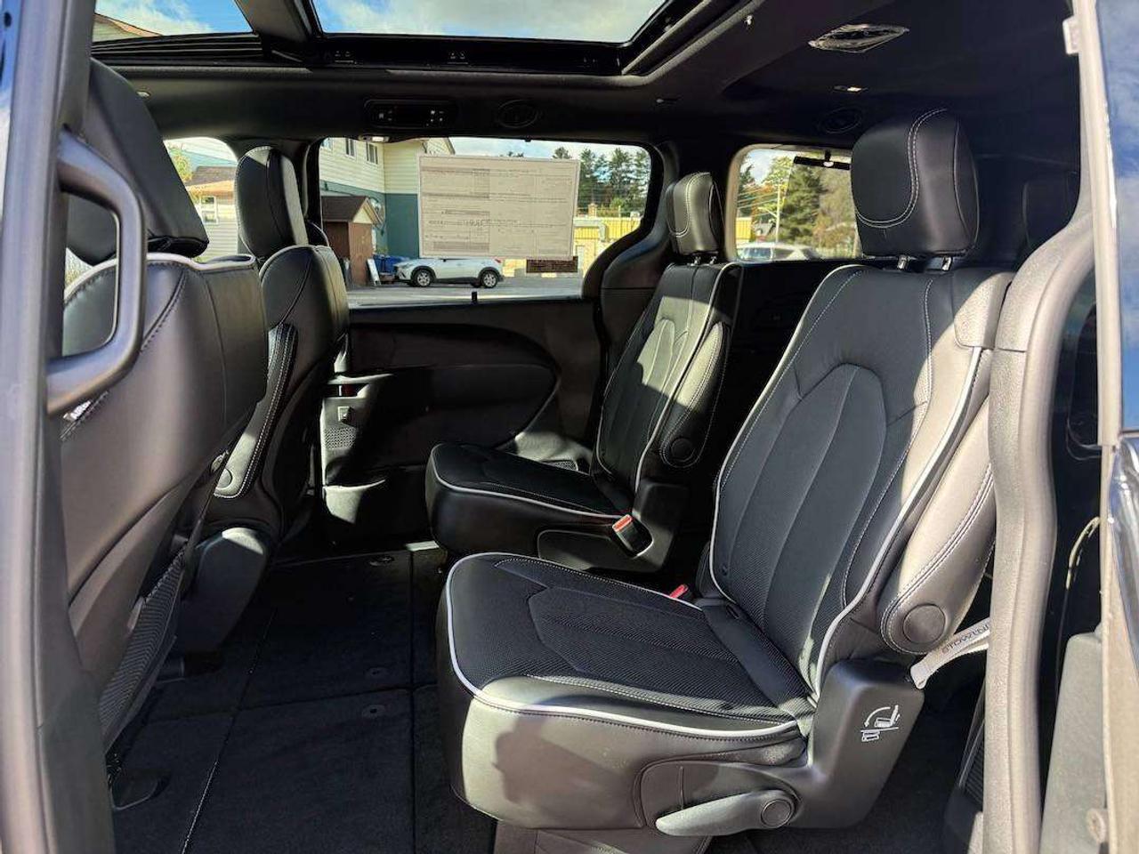 2027 Chrysler Pacifica Limited Photo