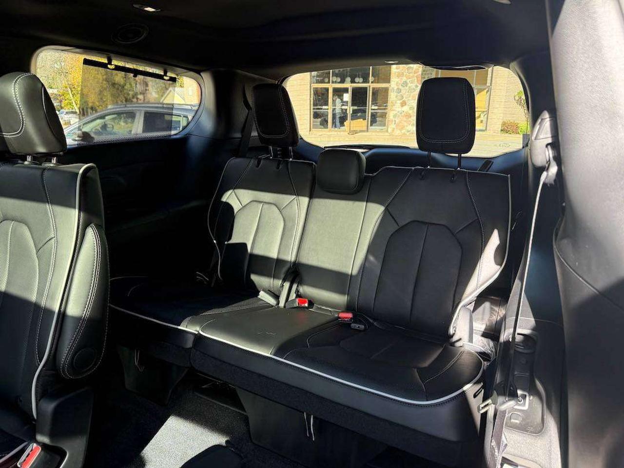 2027 Chrysler Pacifica Limited Photo