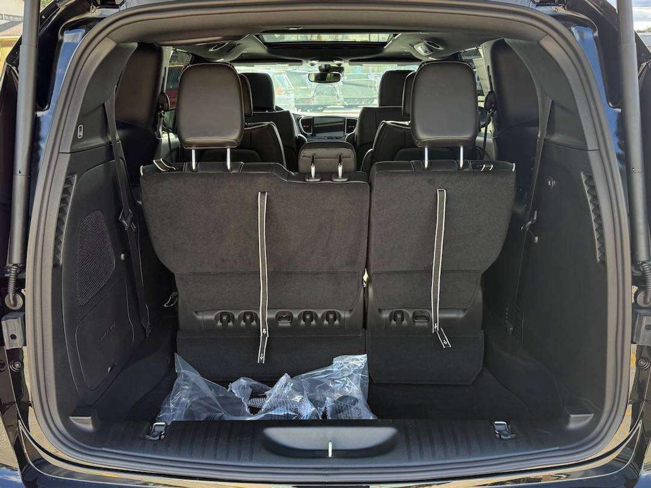 2027 Chrysler Pacifica Limited Photo