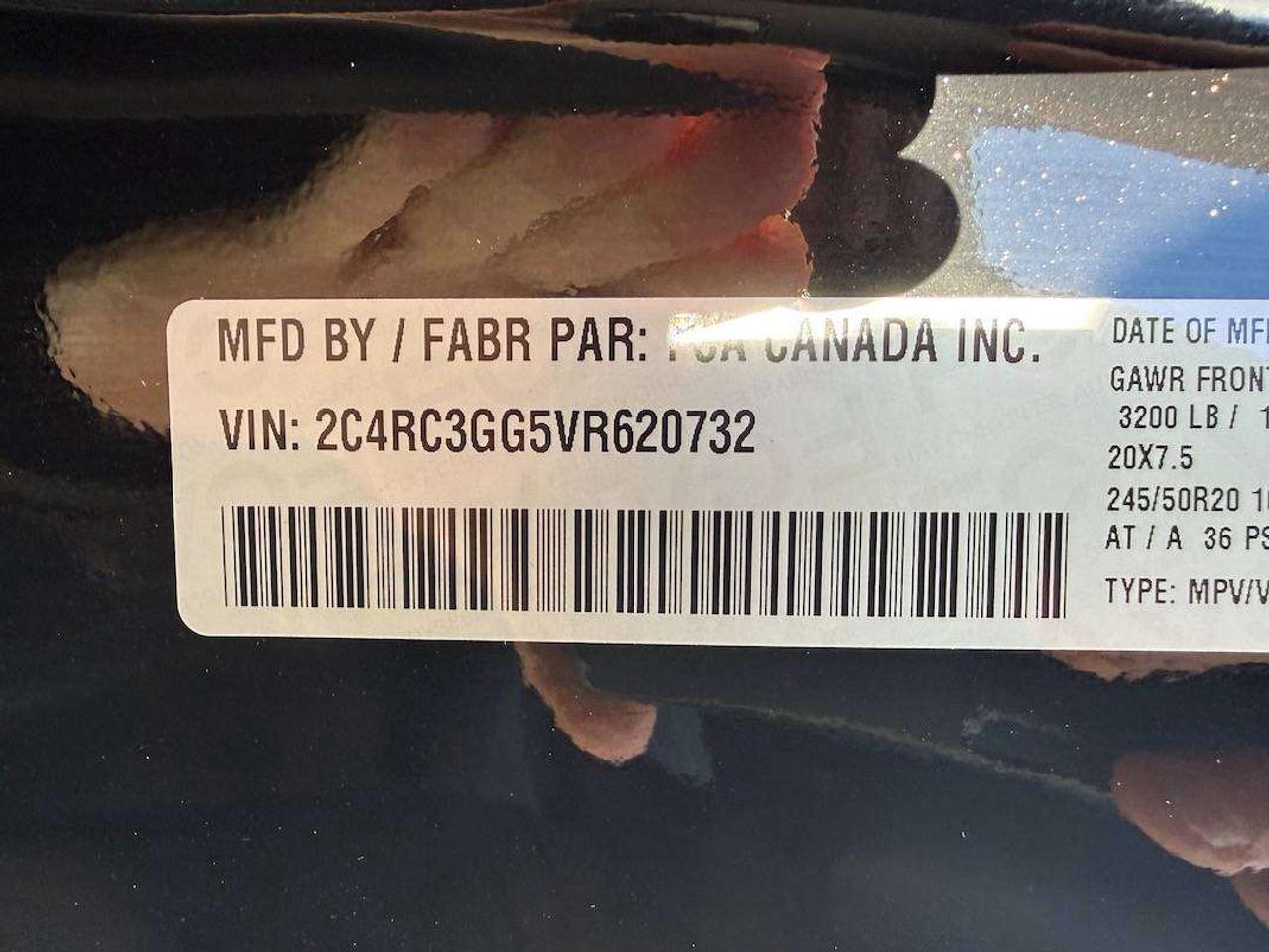 2027 Chrysler Pacifica Limited Photo