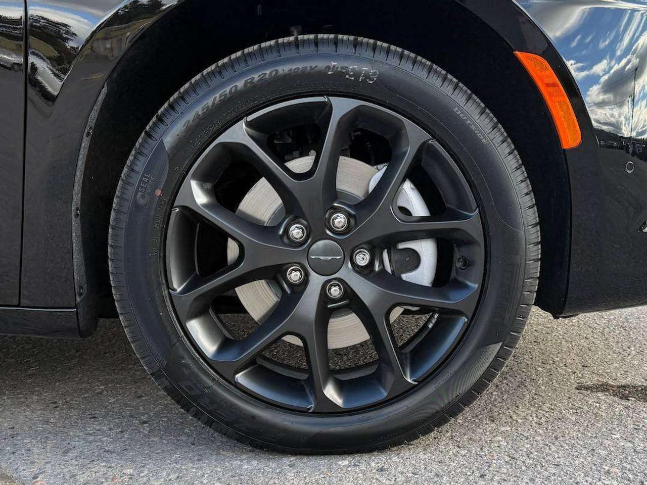 2027 Chrysler Pacifica Limited Photo