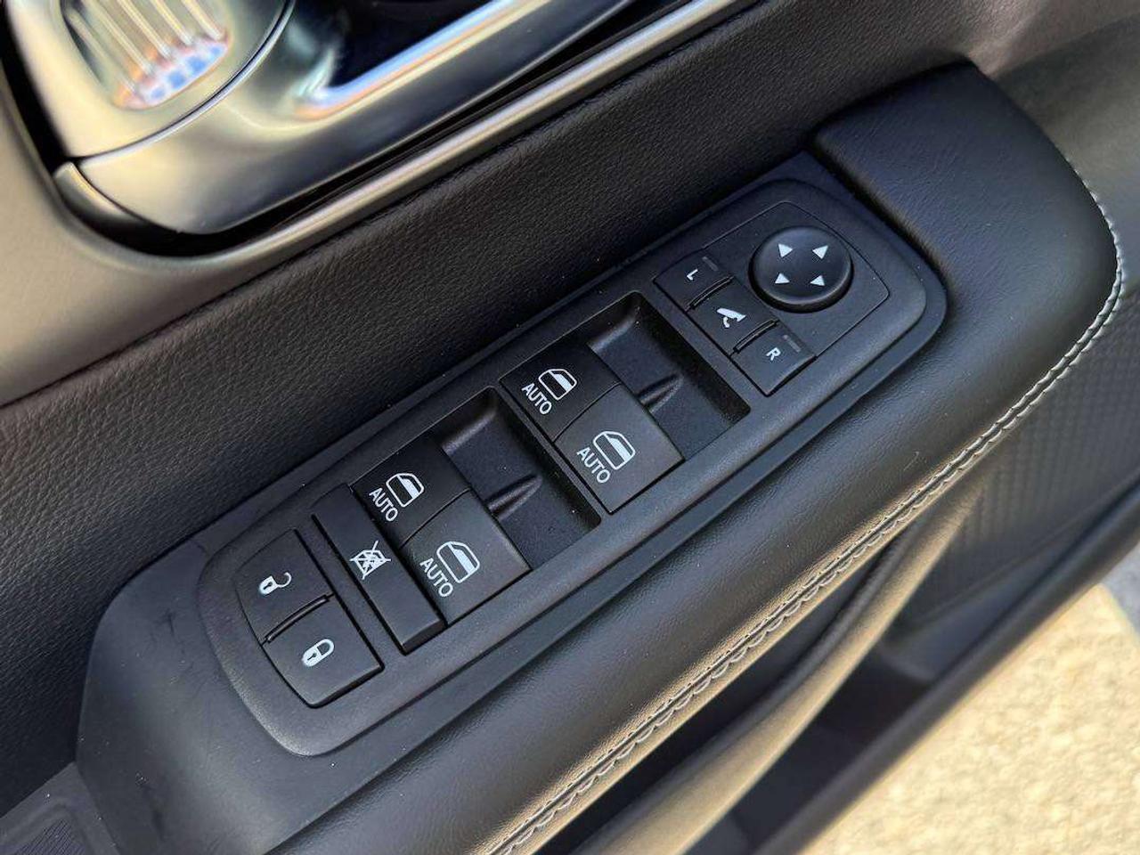 2027 Chrysler Pacifica Limited Photo