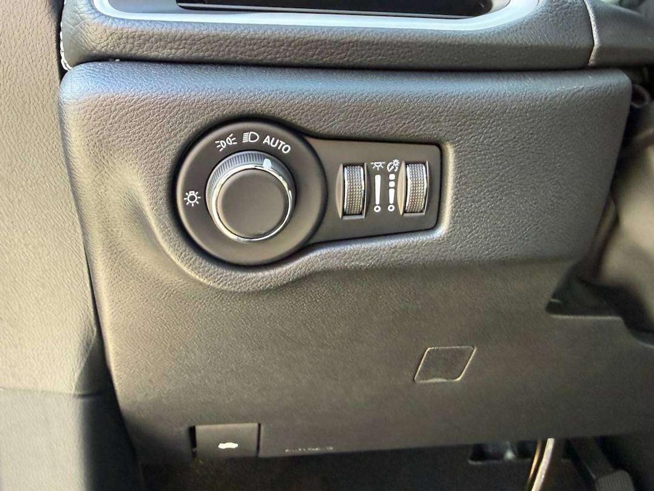 2027 Chrysler Pacifica Limited Photo