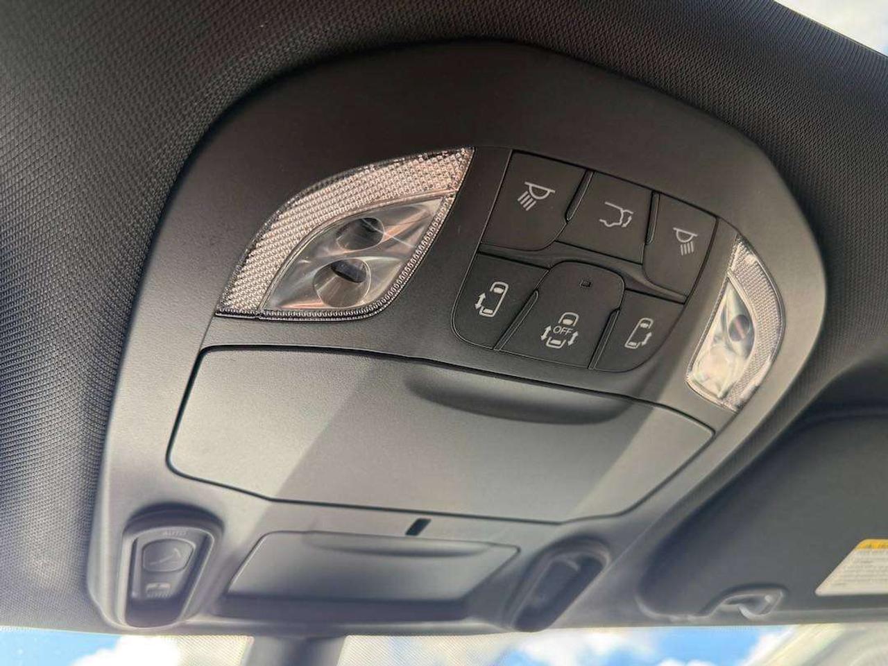 2027 Chrysler Pacifica Limited Photo