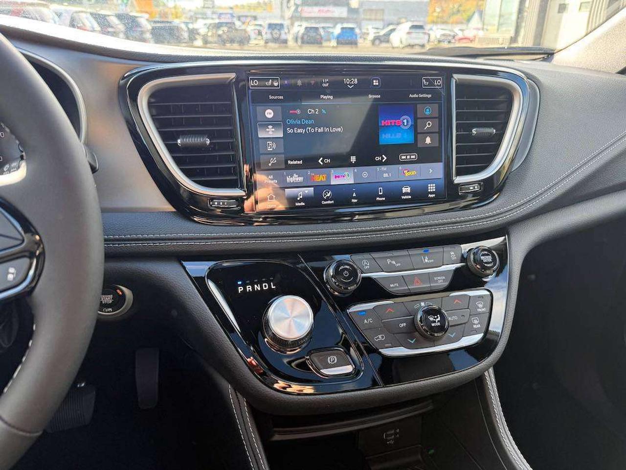 2027 Chrysler Pacifica Limited Photo